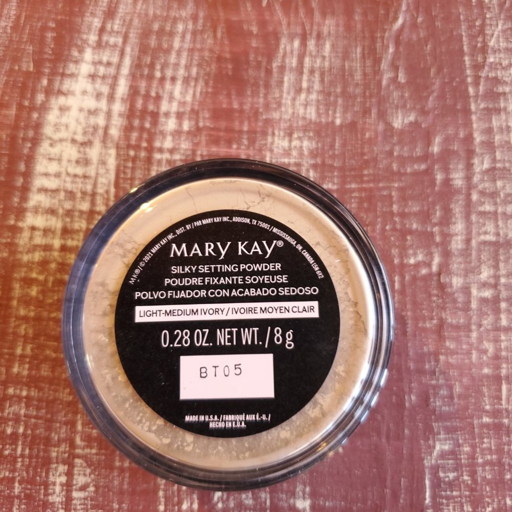 Light-to-Medium Ivory Silky Setting Powder Mary Kay - NIB